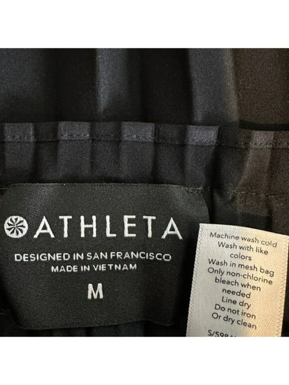Athleta Hayes Pleated Skirt Medium Black EUC Travel Minimalist Anti Wrinkle - Picture 8 of 9